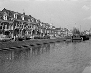 73514 Gezicht over de Stadsbuitengracht op panden aan de Weerdsingel W.Z. te Utrecht, met rechts de Westerbrug.